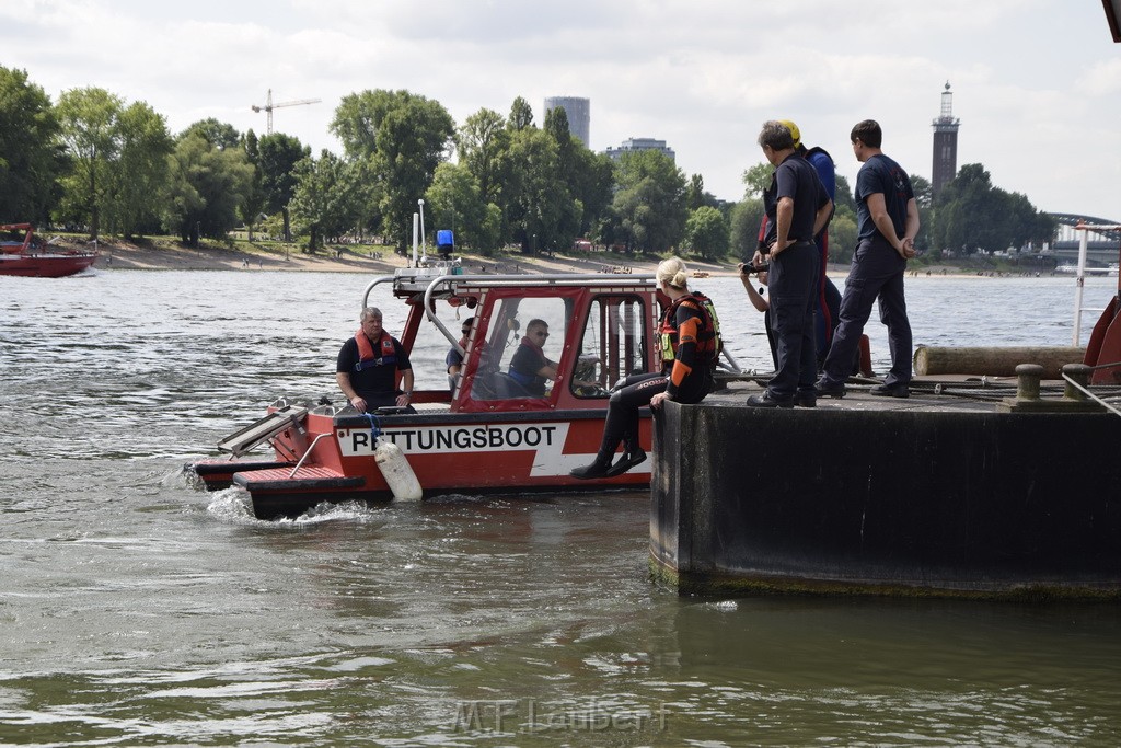 Uebung BF Taucher und Presse Koeln Zoobruecke Rhein P247.JPG - Miklos Laubert